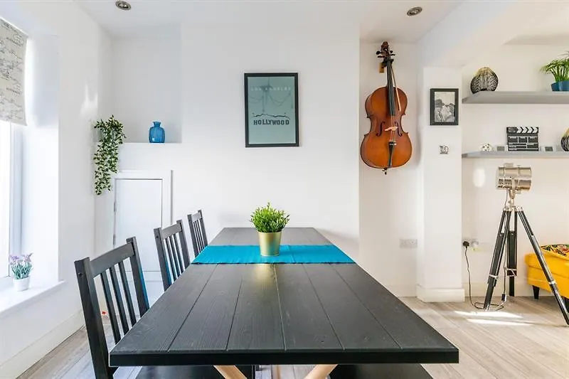 The Hollywood - Beautiful 3 Bedroom House Cardiff