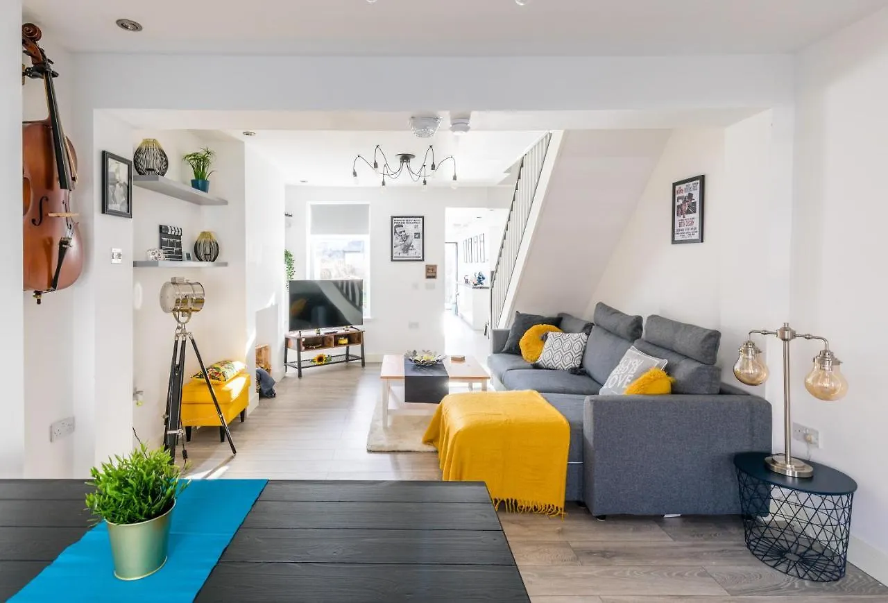 Holiday home The Hollywood - Beautiful 3 Bedroom House Cardiff