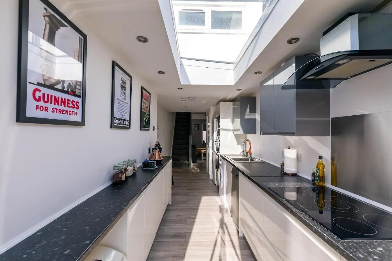Holiday home The Hollywood - Beautiful 3 Bedroom House Cardiff